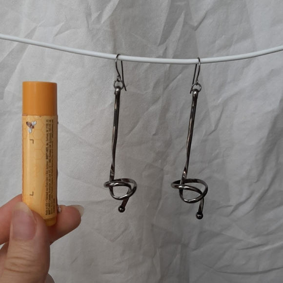 Metallic grey knot earrings - Picture 3 of 3